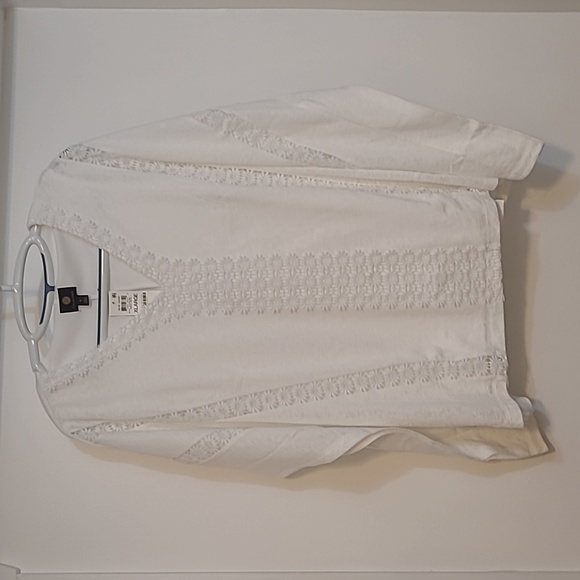 JM Collection Tops - JM Collection .. XL .. Bright White‎ Floral Applique ..